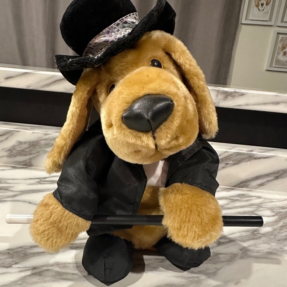 Vintage Stage Hound singing dog “New York, New York” by Frank Sinatra